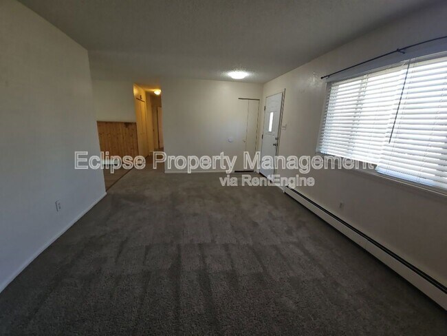 Building Photo - 208 Maple Dr