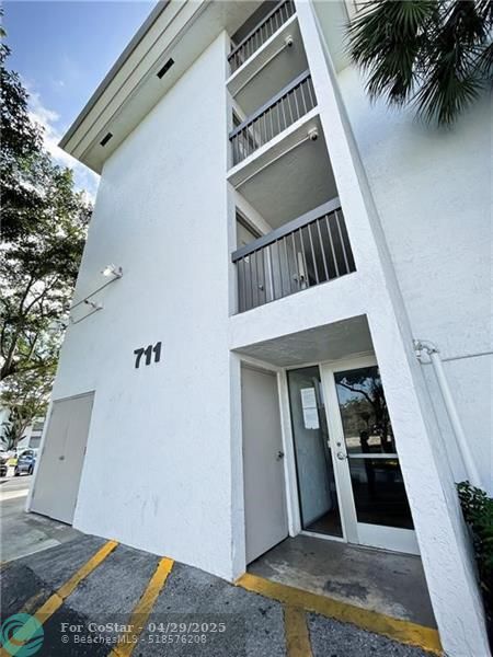 Building Photo - 711 N Pine Island Rd