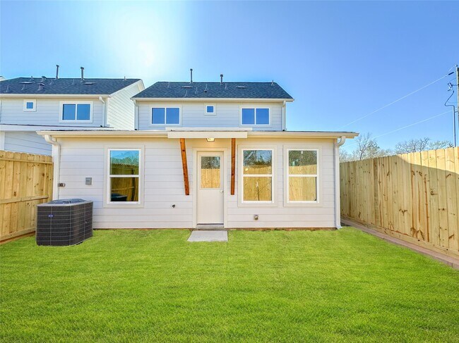 Building Photo - 824 Waxahachie St