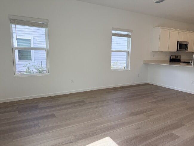 Building Photo - 523 Holly Lks Dr