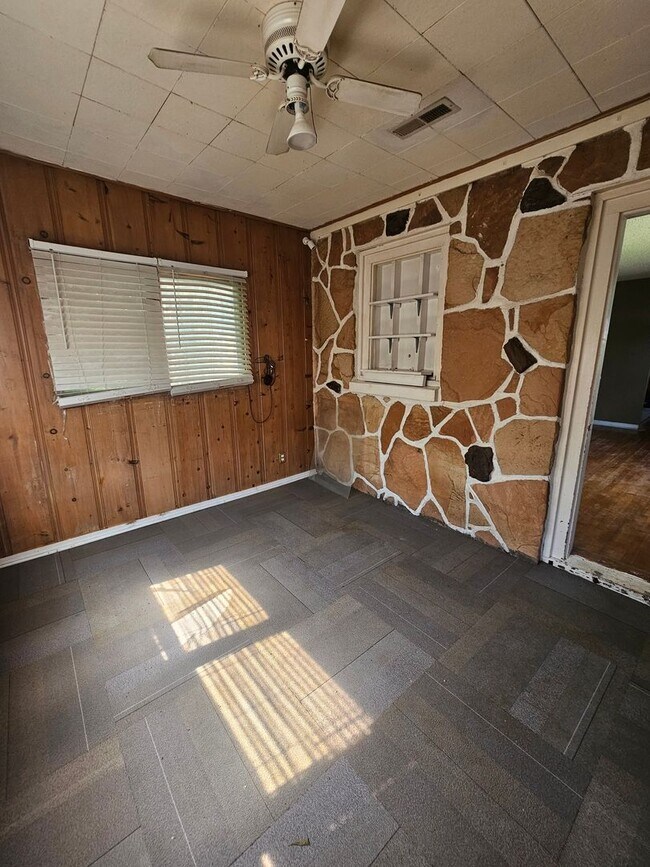 Building Photo - 3 bedroom | 1 bathroom | 1 car garage | Close to campuses & Rountree | Pets welcome!