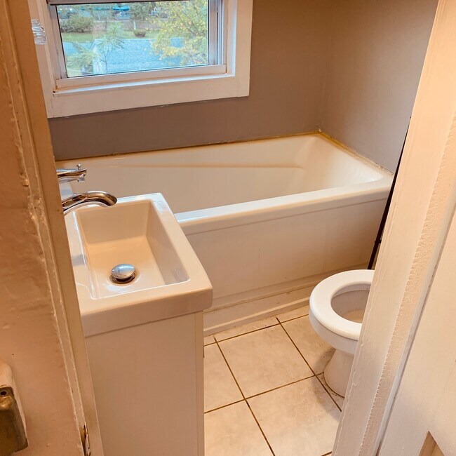 Building Photo - 2900 Enoch Ave