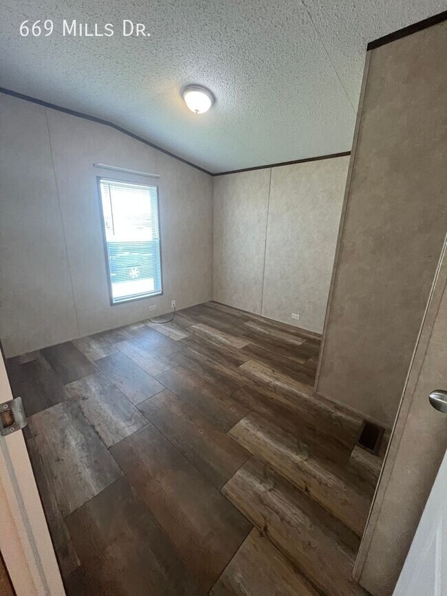 Building Photo - 669 W Mills Dr