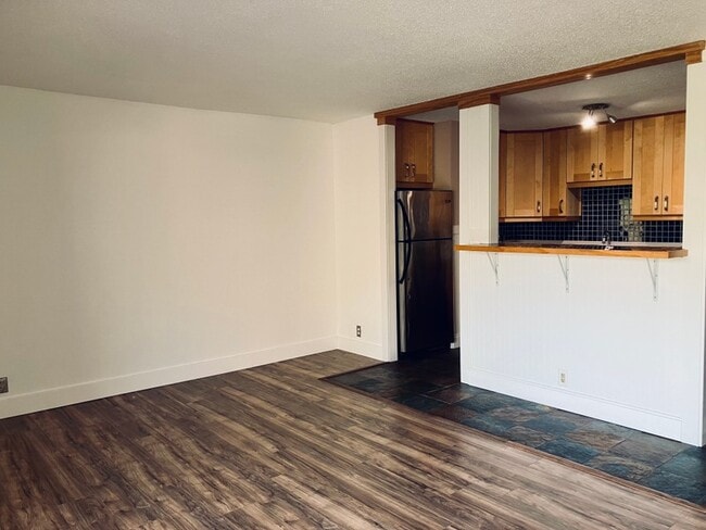 Building Photo - 875 Donner Way