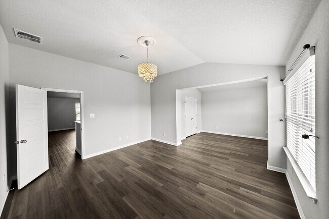 Building Photo - Beautifully Upgraded 3-Bedroom Home for Re...