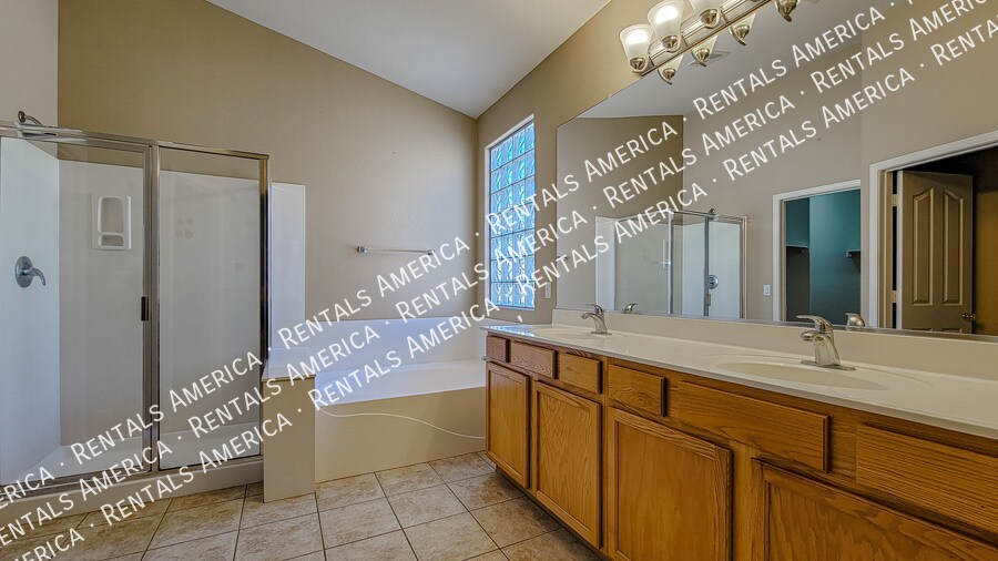 Building Photo - 12512 W Glenrosa Dr