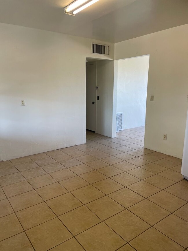 Building Photo - Lovely 3 Bedroom House with Stunning Mount...