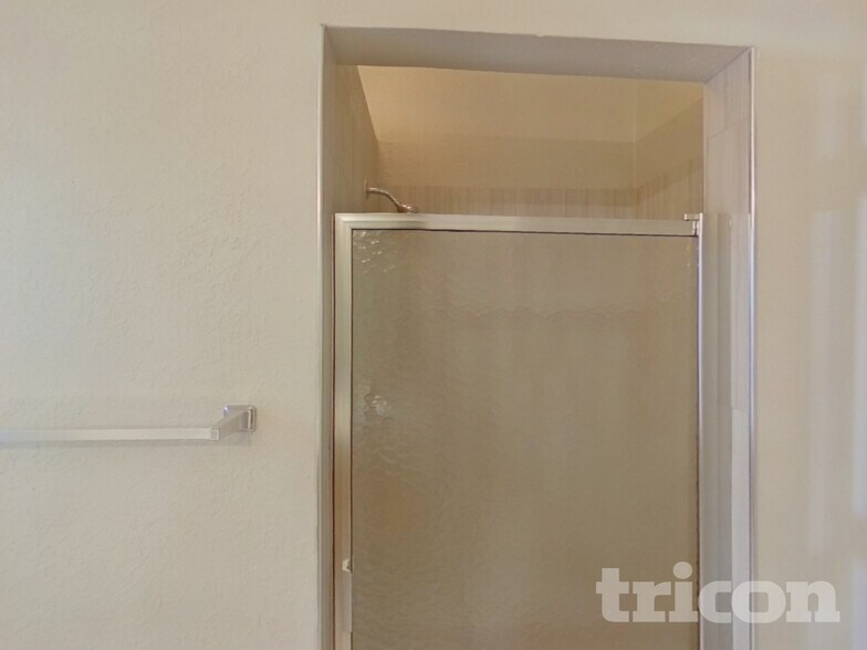 Building Photo - 2628 Dahlia Dr