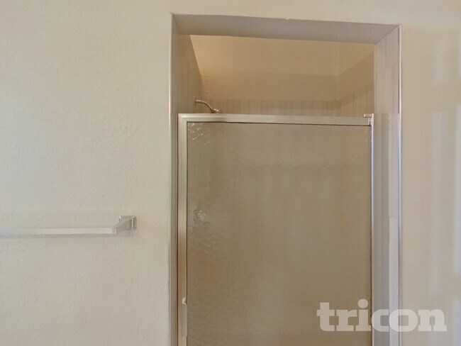 Building Photo - 2628 Dahlia Dr