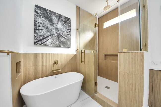 Building Photo - 1216 D E 34th St