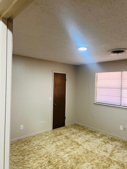 Building Photo - 3320 Arlington Dr