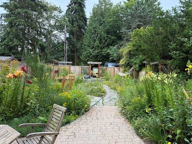Building Photo - Gorgeous Maple Leaf Property - Huge Yard a...