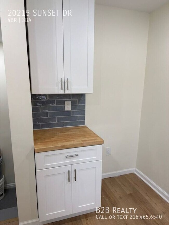 Building Photo - 20215 Sunset Dr