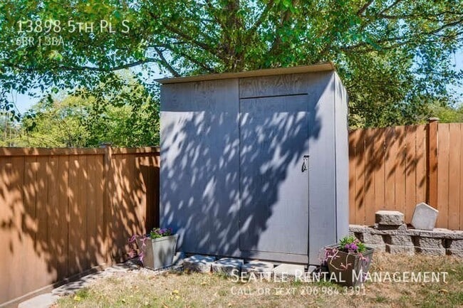 Building Photo - Burien - Rare 6 Bedroom Home Hidden Betwee...