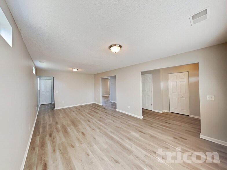 Building Photo - 204 Fox Grove Cir