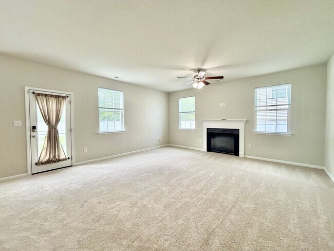 Building Photo - Beautiful 4 Bedroom Home In Chesapeake!