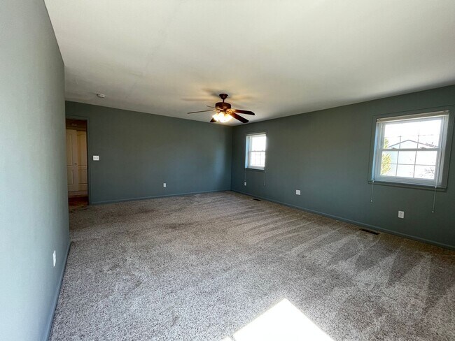 Building Photo - $0 DEPOSIT OPTION. 4BED/2.5BATH IN AURORA'S KINGSBOROUGH NEIGHBORHOOD