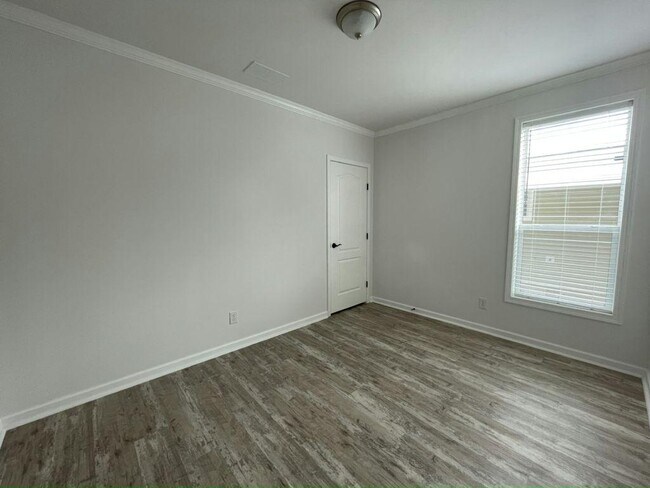 Building Photo - 117 N Lake Dr