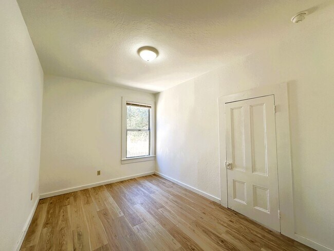 Building Photo - 402 Ormsby Ln