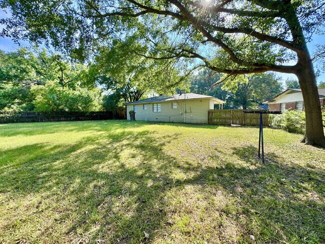 Building Photo - 3176 Beauchamp Dr