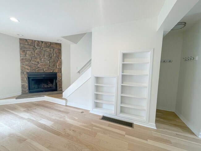 Building Photo - 2 bedroom master suites,2 bathrooms! 1 car...