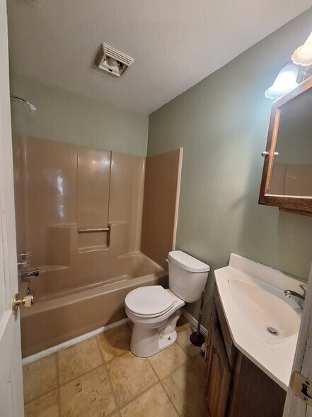 Bathroom - 3816 Parthenia Ave