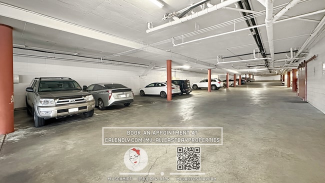 Building Photo - Bright 1 bed/1 bath located in the heart of Rockridge includes water, garbage, 1 parking!