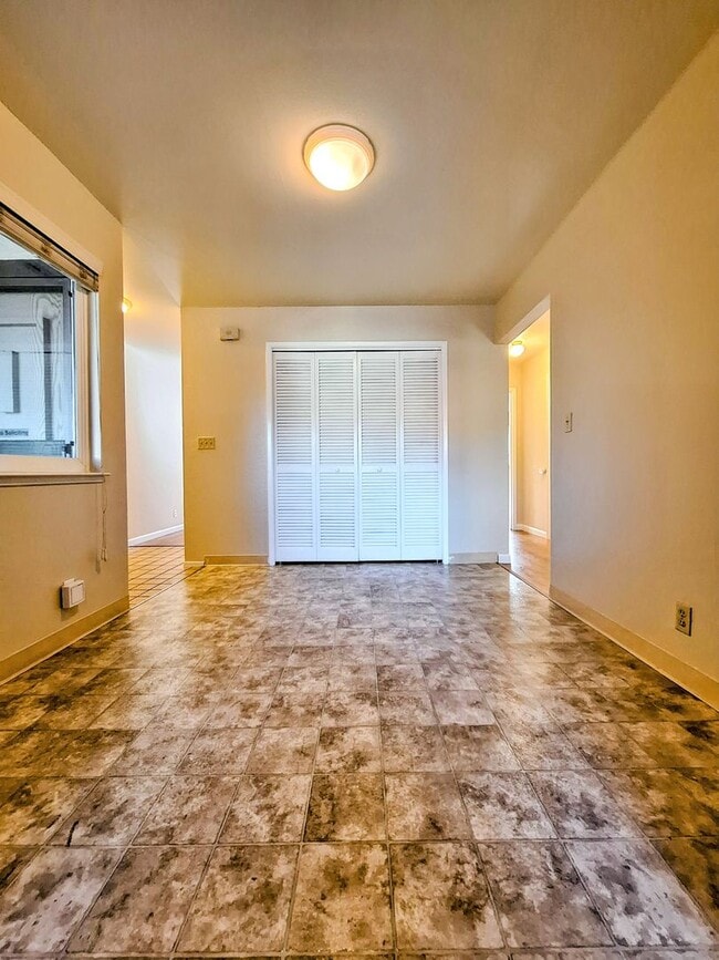 Building Photo - Charming 2bd Duplex With Private Yard & Garage