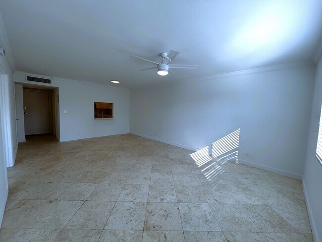 Building Photo - Large 1 Bedroom 1.5 Bath Condo - Steps from Fort Lauderdale Beach!