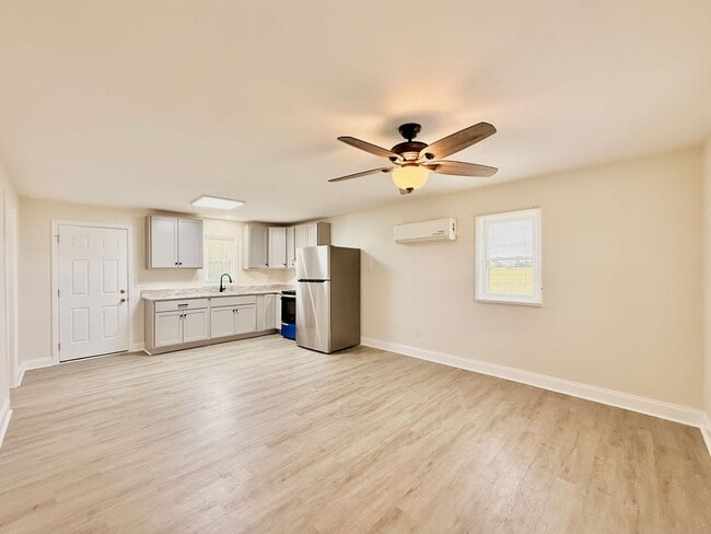 Building Photo - Renovated 1 Bedroom/1 Bathroom Home with C...
