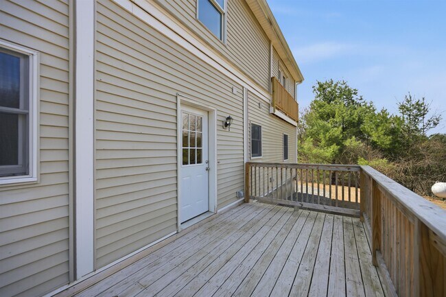 Building Photo - 564 Main St