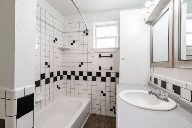 Building Photo - Newly Remodeled 3 Bed + Office, 1 Bath home in Rexburg