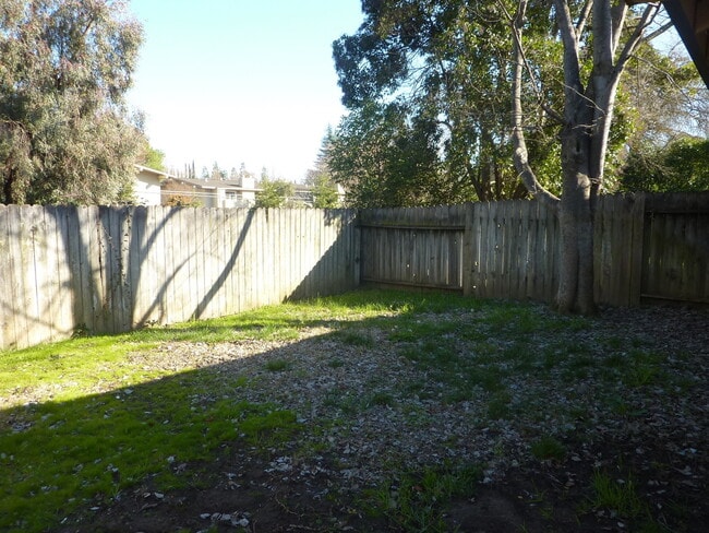 Building Photo - Duplex Unit w/ Attached Garage, Wood Laminate Flooring
