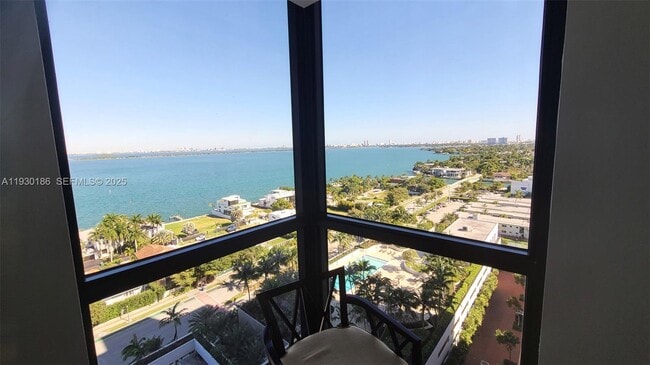 Building Photo - 1000 Venetian Way