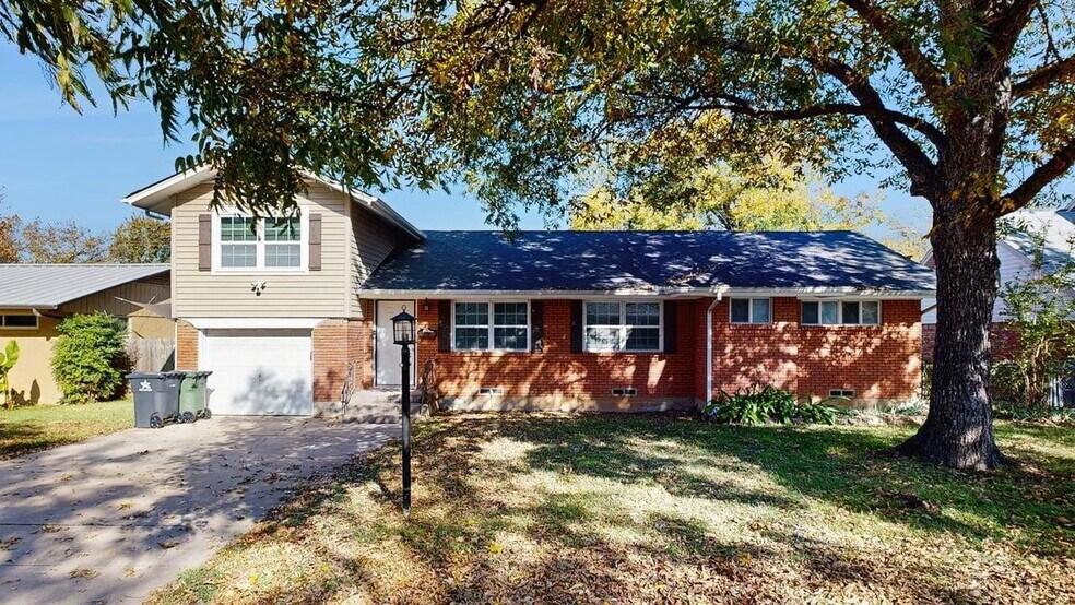 Building Photo - Charming Arlington residence offering spac...