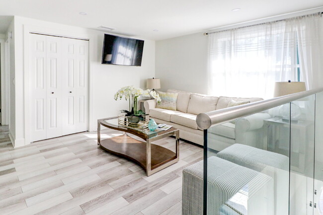 Building Photo - Fully Furnished 4-Bedroom Pool Home with Golf Course Views in Northdale