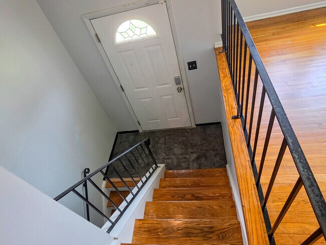 Building Photo - 408 Hazelnut Dr