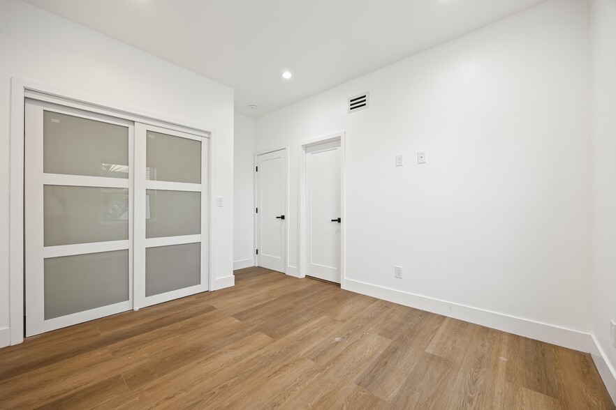 Building Photo - 212 W 64th St