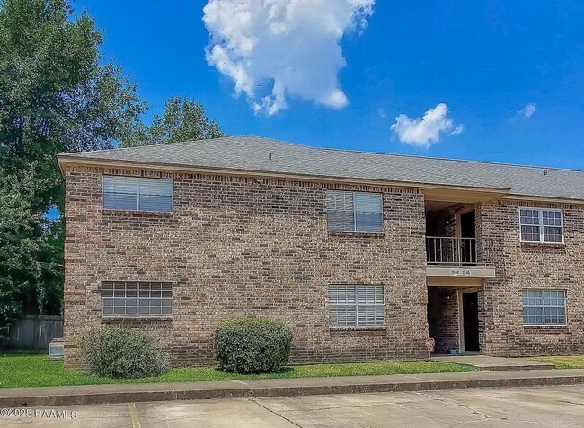 Building Photo - Fresh Painted Condo Near Moncus Park