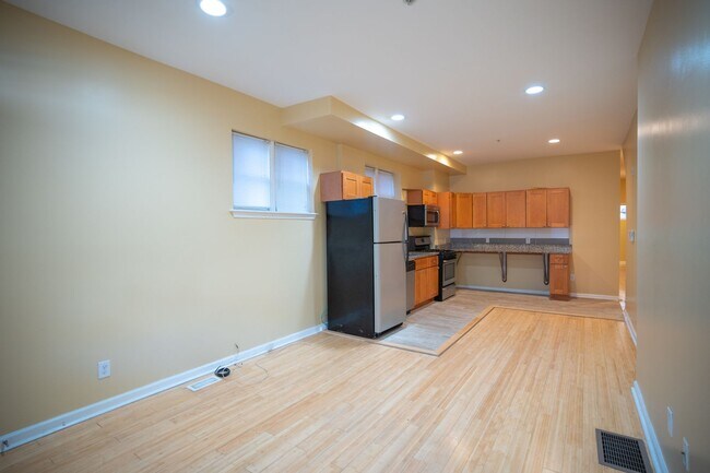 Building Photo - 5004 Spruce St