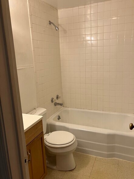 Building Photo - 117 Shoshone St