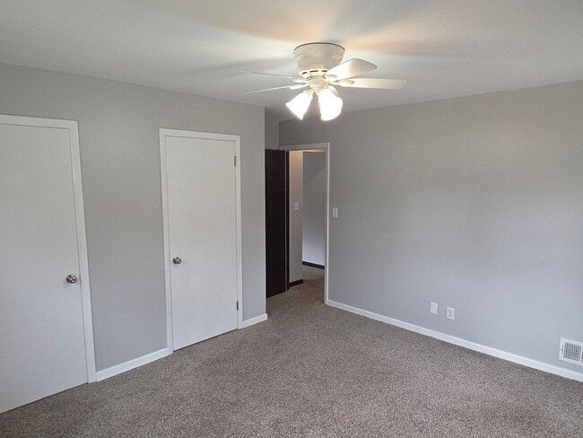 Building Photo - Updated 3 bedroom West Allis upper