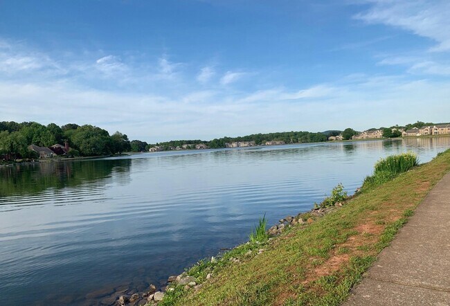 Building Photo - 486 Sussex Dr SW