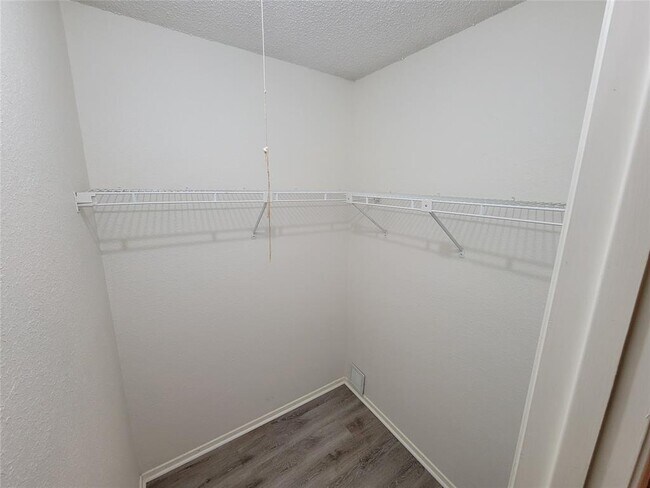 Building Photo - 1015 E Yager Ln
