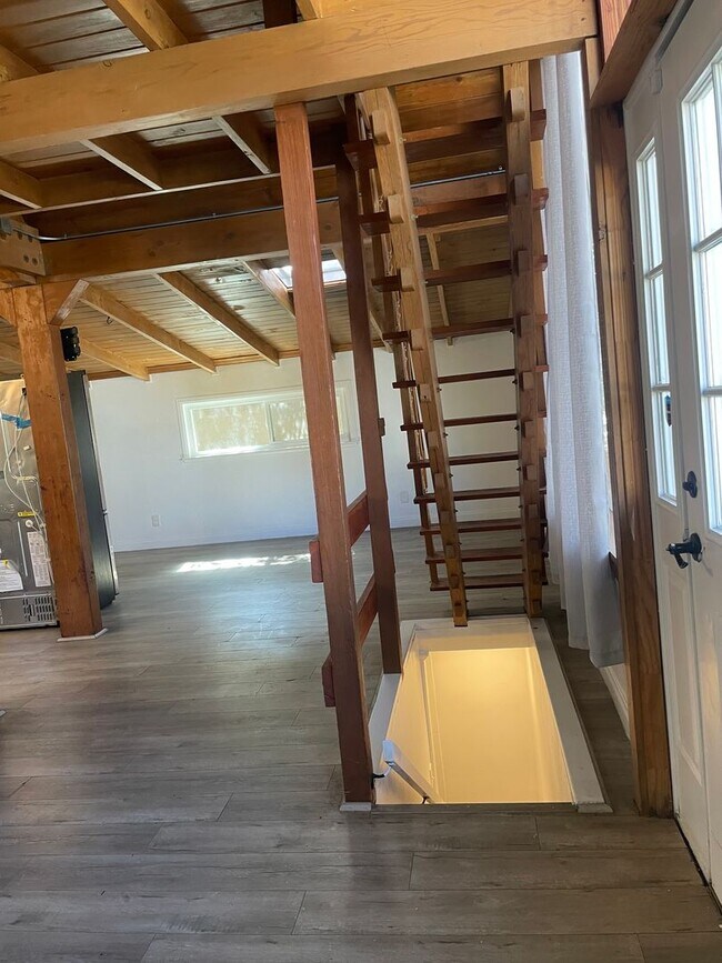 Building Photo - Minutes from Lake Arrowhead!