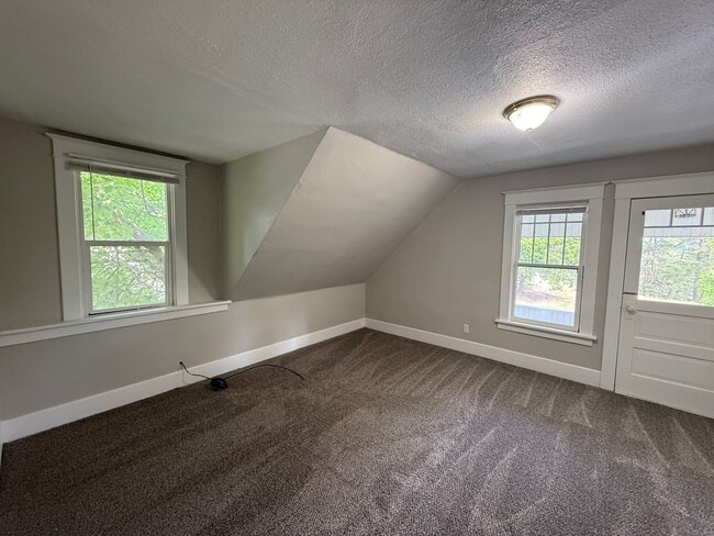 Building Photo - Large 4 Bed House with Fenced Yard