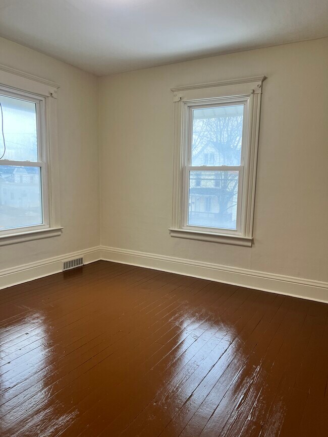 Building Photo - 29 Richardson Ave