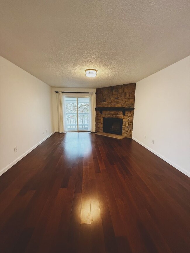 Building Photo - 1 Bed Condo in the heart of everything