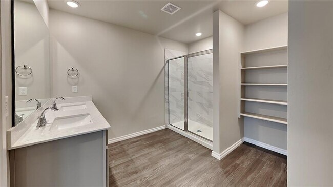 Building Photo - 2724 Dennis Dr