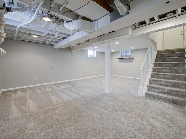 Building Photo - AVAILABLE NOW! Spacious 4-Bed Gem in the Heart of Clawson!